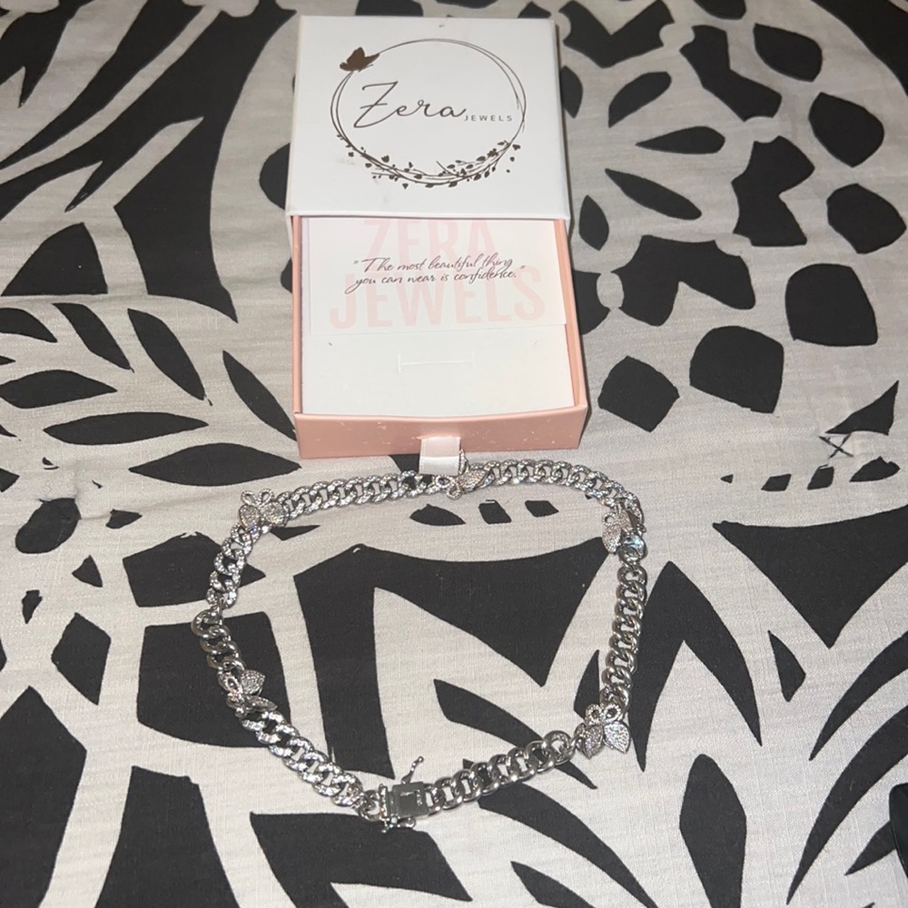 Women butterfly choker